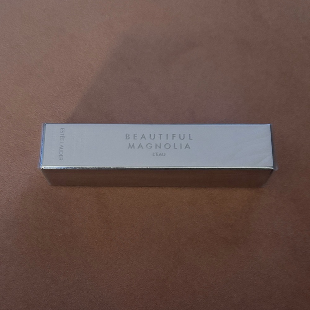 Estee Lauder Beautiful Magnolia L'Eau - White and Silver Box